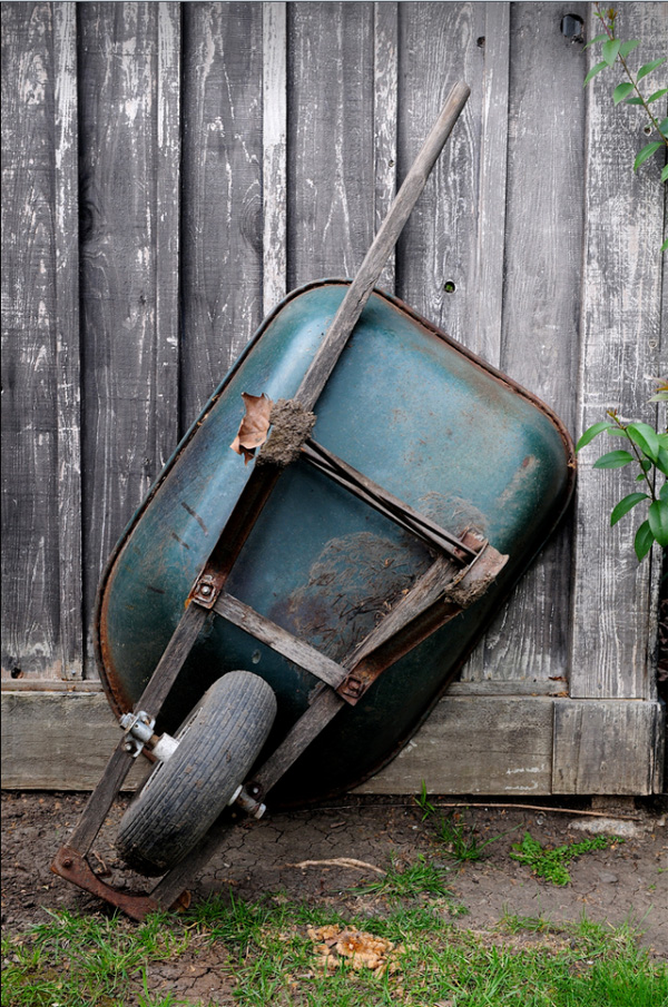 Broken wheelbarrow © Bong Tongol